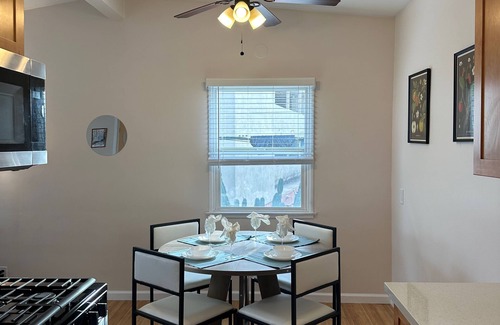 Del Rey Apartment | Mar Vista 2bd Room Upper Apt with Parking