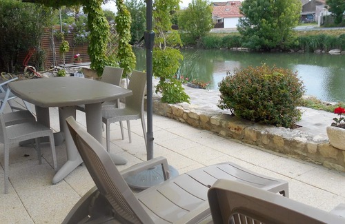 Le Gue-de-Velluire House | Marais Poitevin, fishing GITE, riverside with boat, bikes, fireplace