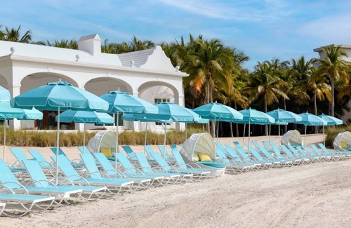 Marathon Apartment | Marathon Oceanfront Room | King Bed + 5 Pools