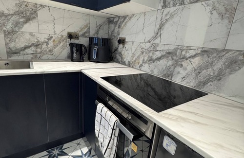 Gloucester Apartment | Marble Blue City Centre Studio