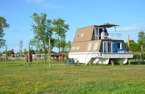 Lignano Sabbiadoro Boat Rental | Marina Azzurra Resort Houseboat Garden für 6 Personen