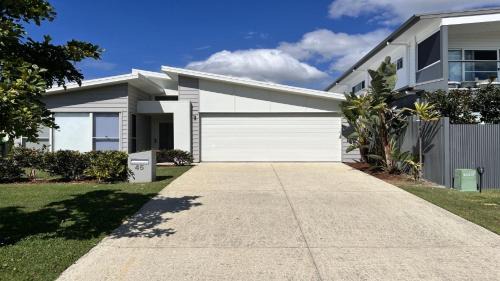 Pelican Waters House | Marina View