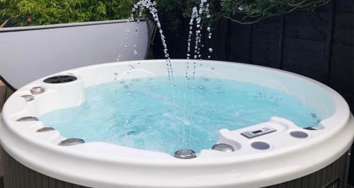 Woodhorn House | Marine Cottage 2 - With Private Hot Tub