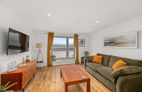 Dundee Apartment | Marine parade apartment with river view