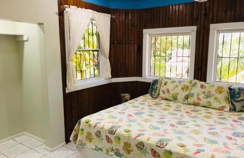 Antoneys Cay Cabin | Mariposa Lodge