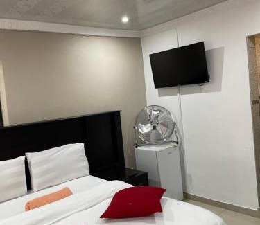 Emfuleni House | Martyrs Guest House