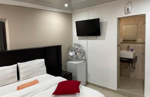 Emfuleni House | Martyrs Guest House