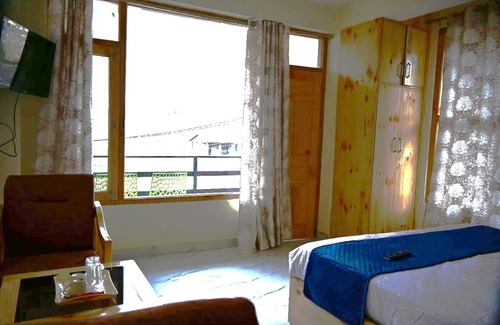 Burwa Hotel | Marvelous 5-bedroom hotel with WiFi in Manali
