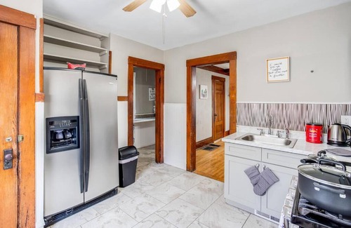 Rochester Apartment | Marvelous Colonial Mins to Strong/UofR/Airprt/RIT