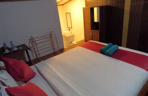 Moyo Hotel | Maryan Moyo Bungalows and resto