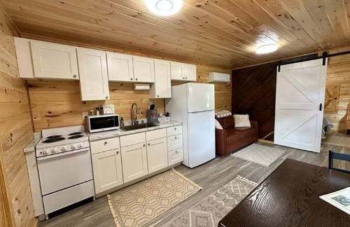 Woodbine Cabin | Mason Hollow Hideaway Cozy cabin with WiFi and AC in peaceful Whitley County KY