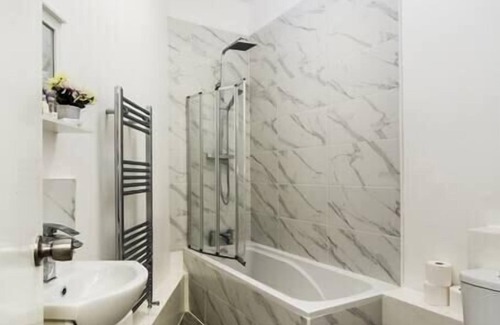 Hackney Wick Apartment | MASSIVE 3000SQ FT WAREHOUSE FLAT Amazing Apartment with Recreational.
