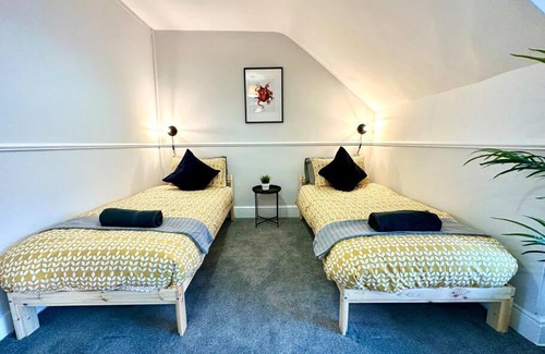 Westbourne Apartment | Massive 4 bedroom Duplex Apartment - Sleeps up to 10 People - Free Parking - 5 Minutes to the Best Beach! - Great Location - Fast WiFi - Smart TV - Newly decorated - sleeps up to 10! Close to Bournemouth & Poole Town Centre & Sandbanks
