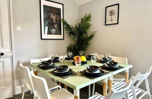 Westbourne Apartment | Massive 4 bedroom Duplex Apartment - Sleeps up to 10 People - Free Parking - 5 Minutes to the Best Beach! - Great Location - Fast WiFi - Smart TV - Newly decorated - sleeps up to 10! Close to Bournemouth & Poole Town Centre & Sandbanks