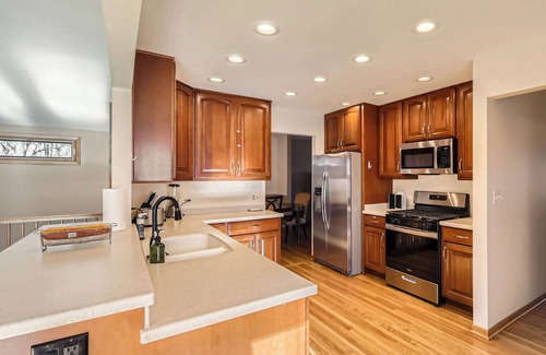 Lake Zurich House | Massive 5BR, 4-level 3,300 sq ft House, PokerRoom,PoolTable, Darts, Bowling