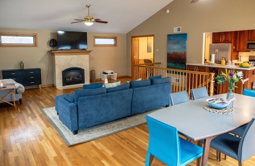 Lake Zurich House | Massive 5BR, 4-level 3,300 sq ft House, PokerRoom,PoolTable, Darts, Bowling