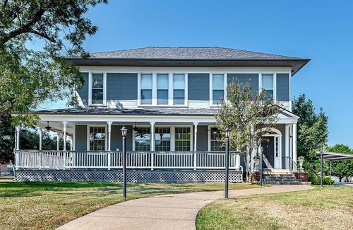 Bryan House | Massive 6 Bedroom Downtown Homen