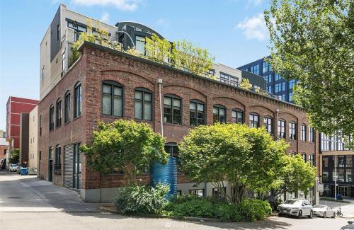 Belltown Apartment | Massive Downtown Seattle Condo - Free Parking!