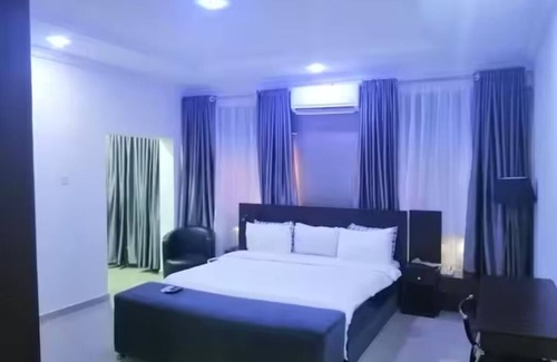 Lagos Cabin | Master 1bdrm Suite in a Mansion 24hrs Power & Wifi