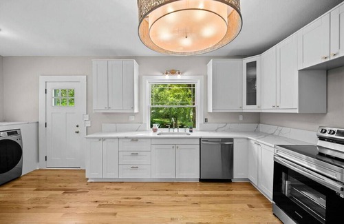 West Des Moines House | Master BR 3/4-BA walk-in closet in an elegant spacious home in West Des Moines