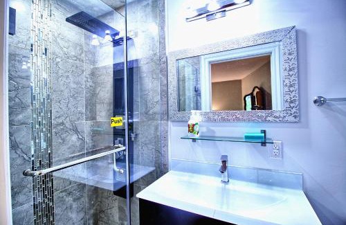 Thornhill House | Master Room with Private Bathroom and Free Parking