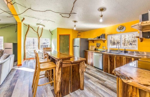 Laurelville Cabin | Master Sculptor's Art Lodge Retreat-Hocking Hills