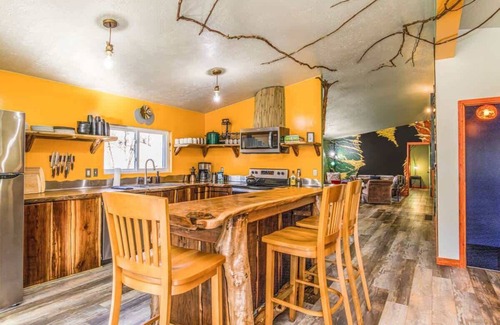 Laurelville Cabin | Master Sculptor's Art Lodge Retreat-Hocking Hills
