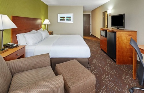 Matteson House | Matteson Awaits! Free Parking, Dining, Short Drive to Odyssey Fun World!