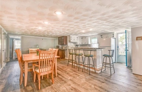Matunuck House | Matunuck getaway - walking distance to South Kingstown Beach!