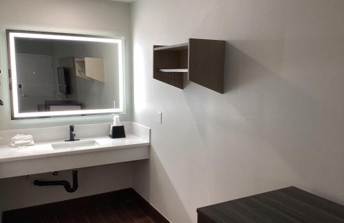 Ontario Hotel | Mayfair Inn Onratio Airport & Convention Center