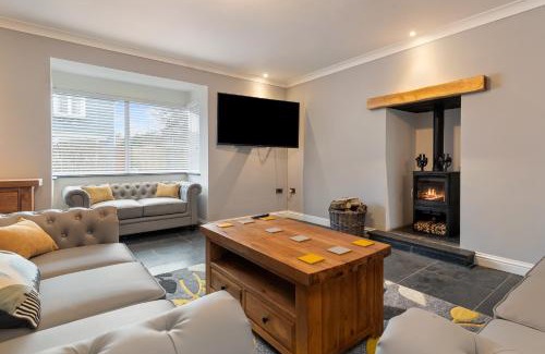 Kilgetty House | Maynor - Large Luxury House, Log Burner, Central Location