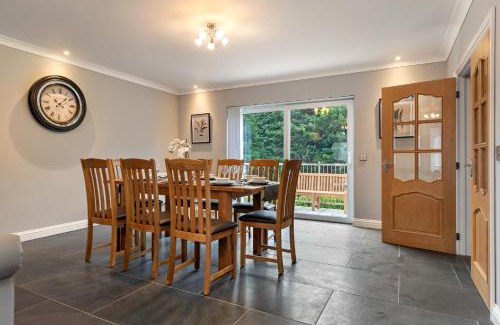 Kilgetty House | Maynor - Large Luxury House, Log Burner, Central Location