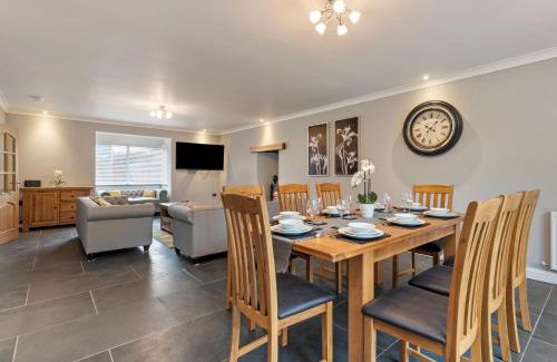 Kilgetty House | Maynor - Large Luxury House, Log Burner, Central Location