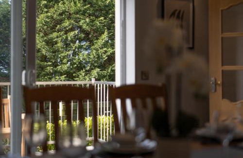 Kilgetty House | Maynor - Large Luxury House, Log Burner, Central Location