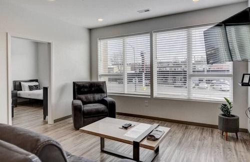 Maxwell Condo | McBryde Dive Bar - 8 beds - 2 Miles to DT