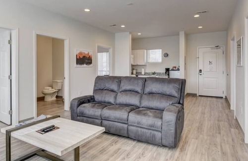 Maxwell Condo | McBryde Dive Bar - 8 beds - 2 Miles to DT