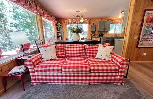 McCall Cabin | McCall ski cabin with vintage vibes and modern amenities, pet friendly 🌲