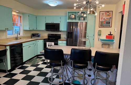 Post Falls House | MCM Themed, Sleeps 25, lounge, Swimming pool, pickleball, volleyball and a UFO