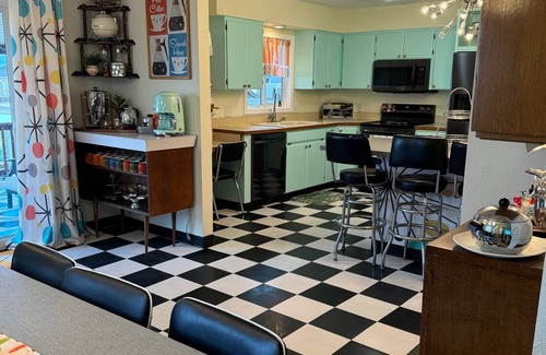 Post Falls House | MCM Themed, Sleeps 25, lounge, Swimming pool, pickleball, volleyball and a UFO