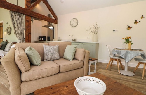 Ambergate Cottage | MEADOW BARN, romantic, character holiday cottage in Heage