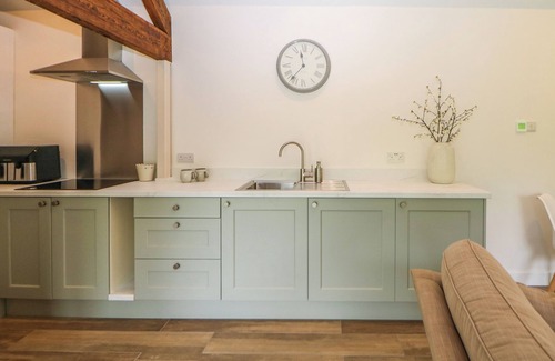 Ambergate Cottage | MEADOW BARN, romantic, character holiday cottage in Heage