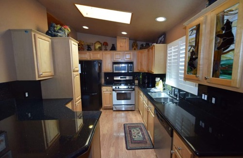 Peter Pan House | Meadow Retreat- Immaculate Log Style Cabin with Outdoor Spa!