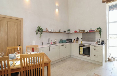 Penrith Cottage | MEADOW SYKE BARN, pet friendly, with hot tub in Bampton, Cumbria