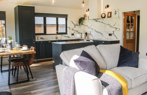 Meifod Cottage | MEADOW VIEW, luxury holiday cottage, with hot tub in Meifod, Powys