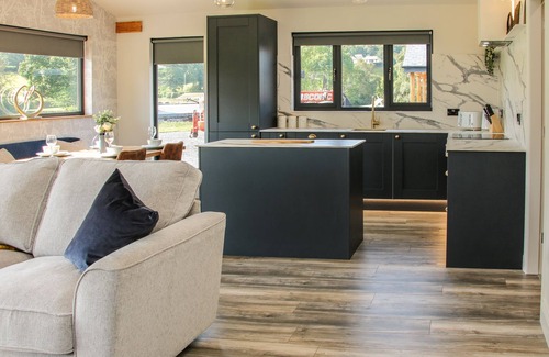 Meifod Cottage | MEADOW VIEW, luxury holiday cottage, with hot tub in Meifod, Powys