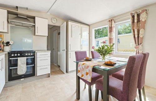 Newton Saint Cyres Ski Chalet | Meadow View Splash Retreat - Heated Communal Swimming Pool & Fishing Nearby