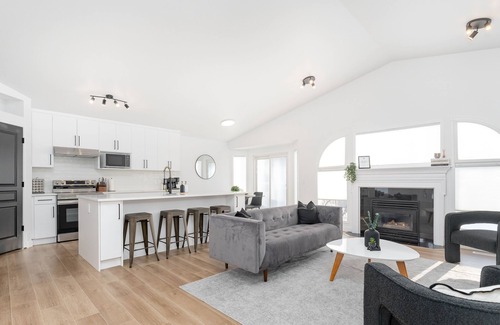 Southeast Edmonton House | MEADOWBROOK - Sleeps 12 - Garage Parking