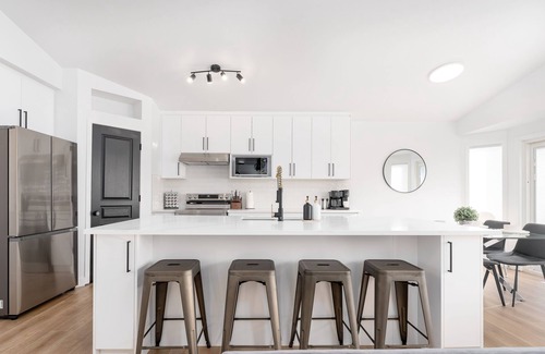 Southeast Edmonton House | MEADOWBROOK - Sleeps 12 - Garage Parking