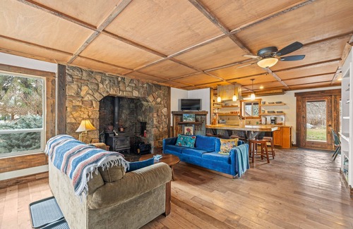 New Meadows House | Meadows Valley Retreat - Rustic charm, Huge fenced yard, walk to dining, bar, and coffee