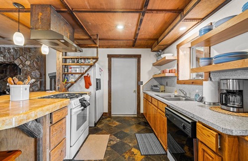 New Meadows House | Meadows Valley Retreat - Rustic charm, Huge fenced yard, walk to dining, bar, and coffee